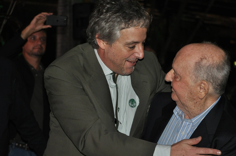 Paulo Nobre cumprimenta Rubens Minelli na noite da festa em homenagem aos ex-jogadores do Palmeiras, em 23 de setembro de 2016, no Palestra Itália. Foto: Marcos Júnior Micheletti/Portal TT