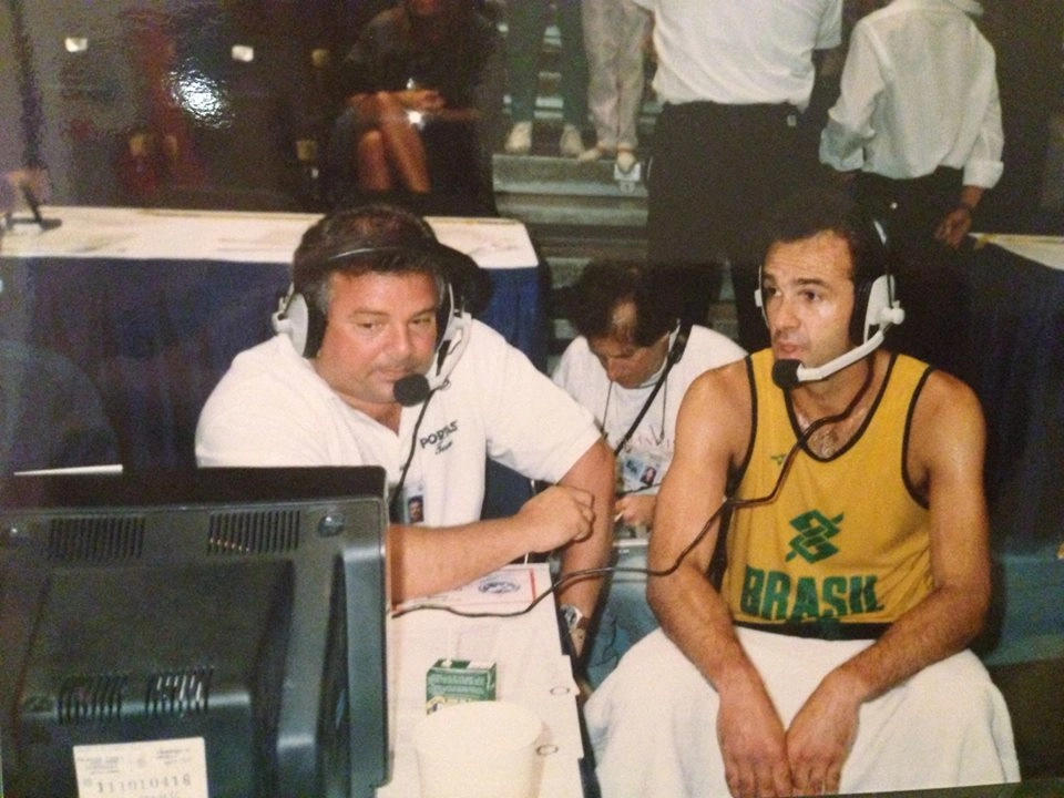 Luciano do Valle conversa com o &iacute;dolo Oscar Schimidt na beira da quadra