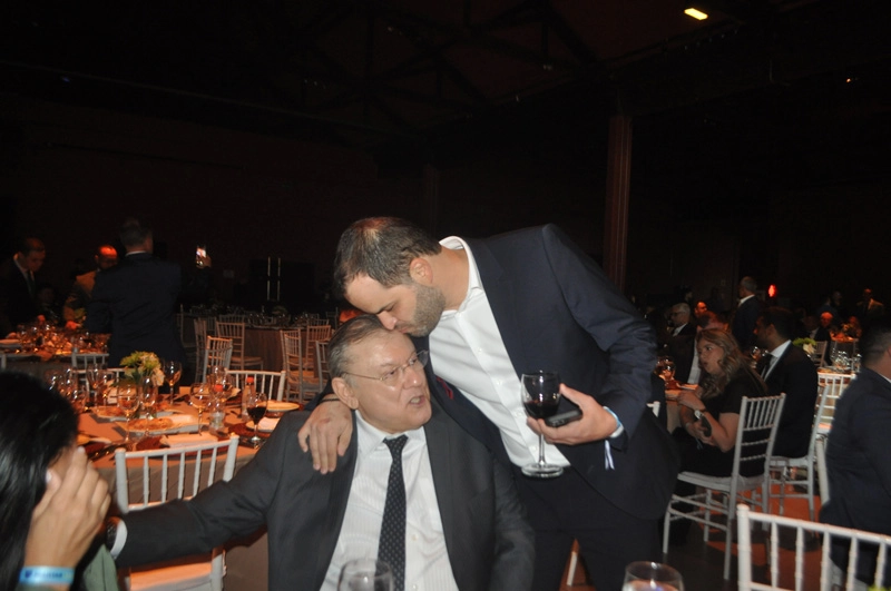 Milton recebendo o carinho do jornalista Tiago Galassi (SBT). Foto: Marcos Júnior Micheletti/Portal Terceiro Tempo