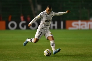 Auro recebeu o terceiro cartão amarelo e está suspenso para o jogo contra o Bragantino. Foto: Ivan Storti/Santos
