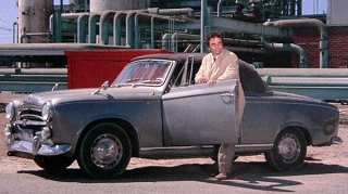 O ator Peter Falk e o surrado carro do seriado da tevê. Foto: Reprodução