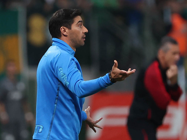 Treinador do Verdão destacou a atmosfera do Allianz Parque na virada contra o Atlético-GO. Foto: Cesar Greco