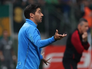 Treinador do Verdão destacou a atmosfera do Allianz Parque na virada contra o Atlético-GO. Foto: Cesar Greco