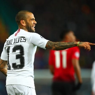 Dani Alves diz que PSG precisa "perder a virgindade" na Liga dos Campeões