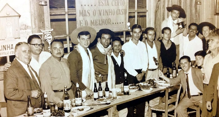 Foto simplesmente maravilhosa. Veja Norberto de chap&eacute;u, no centro da mesa e ao seu lado, Vav&aacute;, atacante goleador do Palmeiras e de m&atilde;os cruzadas, de camisa branca manga longa, mag&eacute;rrimo, de bigode, Julinho Botelho. Foto Arquivo fam&iacute;lia Safioti