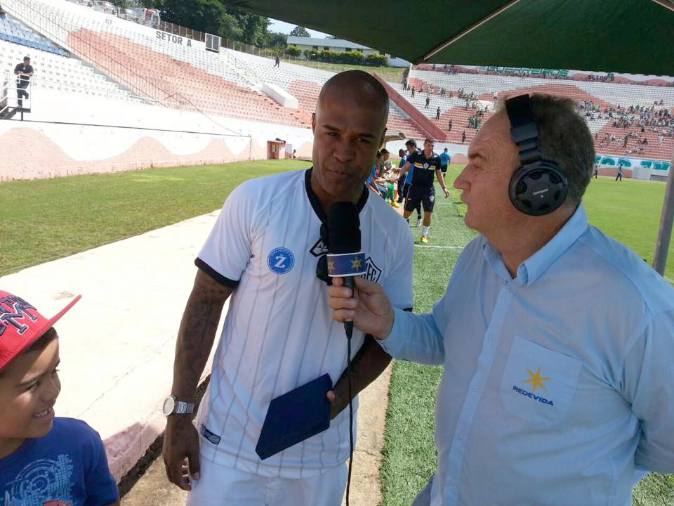 Ídolo do Rio Branco, Marcos Assunção (sendo entrevistado por Edvaldo Tietz) foi homenageado em Americana no intervalo de jogo do Rio Branco x Guarani,  em 28 de março de 2015, ao lado do filho Brian Marcos. Foto: arquivo pessoal de Edvaldo Tietz