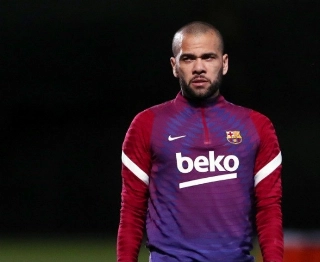 Lateral de 39 anos está livre no mercado após deixar o Barcelona. Foto: Reprodução/Twitter Barcelona