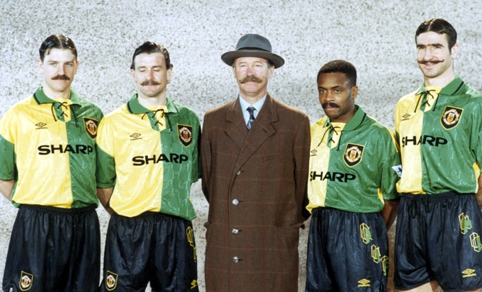 Veja que linha do Manchester United onde os jogadores homenagearam os pioneiros do futebol na Inglaterra em 1993. Da esquerda para a direita: Lee Sharpe, Mark Hughes, o treinador Alex Ferguson, Lee Parker e Cantona. Crédito da foto: My Ear