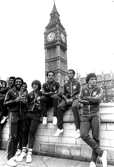 Que bela essa seleção de 81/82 em Londres! À esquerda, em pé, vemos Júnior (com a máquina na mão). Cerezo é o primeiro sentado, seguido pelo goleiro Paulo Sérgio, Edinho, Reinaldo, Luisinho e Zé Sérgio. A foto foi enviada por Ricardo Monteiro, nosso internauta de Belo Horizonte.