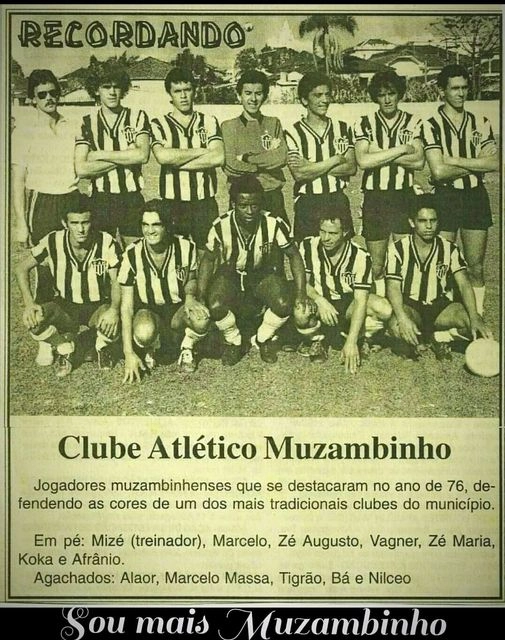 Mizé, primeiro em pé, da esquerda para a direita, é o treinador do Clube Atlético Muzambinho em 1976