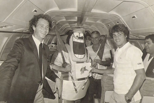 Veja esta rara foto, dias antes do início da Copa de 1982, dentro do avião viajando à Espanha: o personagem do comercial da Gillette, Pachecão, o volante Falcão,o zagueiro Edinho e à direita o então repórter da rádio Globo, Fausto Silva