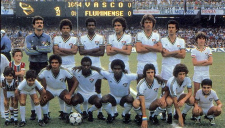 Foto de 1980, quando o Flu conquistou o Campeonato Carioca sobre o Vasco com um gol de Edinho cobrando falta. Em pé, da esquerda para a direita: Paulo Goulart, Edevaldo, Tadeu, Delei, Edinho e Rubens Galaxe. Agachados Mário Jorge, Gilberto, Cláudio Adão, Mário e Zezé. A campanha do time foi fantástica. Em 24 jogos, venceu 12 vitórias, empatou 8 e perdeu apenas 4. Marcou 43 gols e sofreu 25. Cláudio Adão foi o artilheiro do Estadual com 20 gols