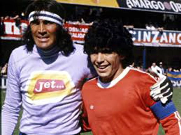 Em 9 de novembro de 1980, Gatti (pelo Boca Juniors) e Maradona, então no Argentino Juniors. Foto: Divulgação