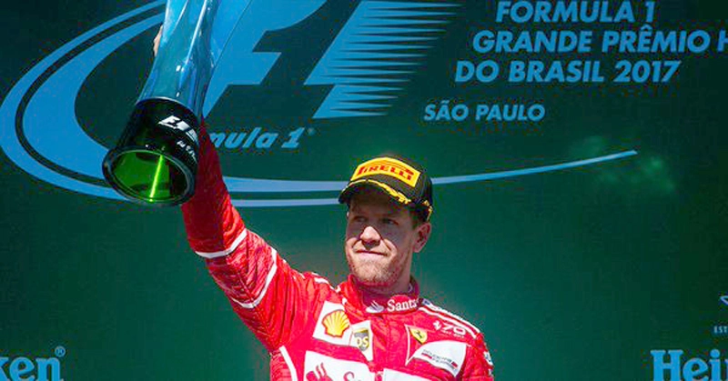 Vettel ergue o troféu pela vitória no GP do Brasil de F1, disputado em 12 de novembro de 2017. Foto: Scuderia Ferrari