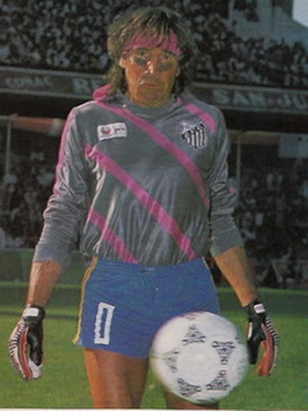 Gatti não jogou no Santos, mas mesmo defendendo a meta do Boca Juniors, usou uma que lhe foi presenteada por Rodolfo Rodriguez, em 1988. Foto: Divulgação