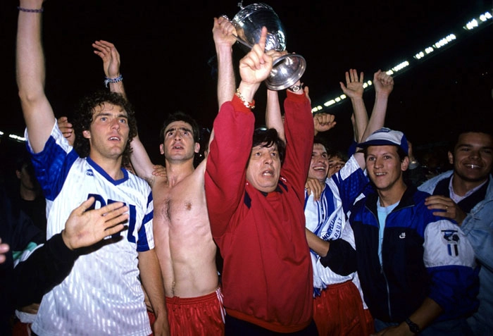 Veja Cantona, comemorando uma vitória do Montpellier, ao lado, do capitão do único título da França, em Copas do Mundo, Laurent Blanc, de cabelo comprido e sem camisa. Crédito da foto: My Ear
