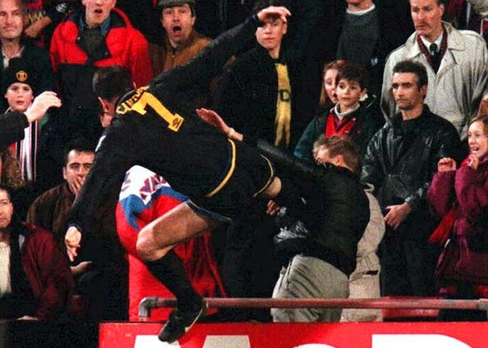 Após ser expulso contra o Cristal Palace, Cantona foi xingado pelo hooligan Matthew Simmons e o agrediu com uma 