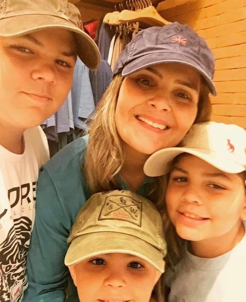 Alessandra, filha de Luciano, com seus tr&ecirc;s filhos mais novos. Foto: arquivo pessoal de Alessandra do Valle