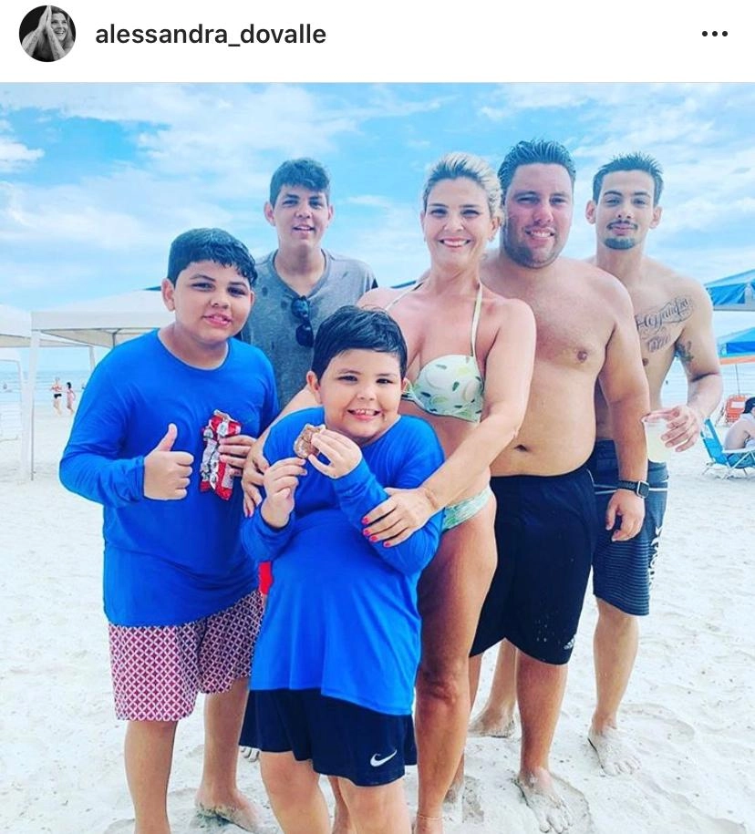 Alessandra do Valle, filha de Luciano, com seus cinco filhos. Foto: arquivo pessoal de Alessandra do Valle