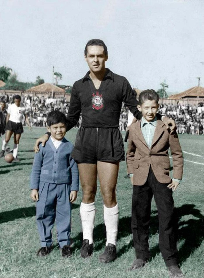 Gylmar dos Santos Neves com os garotos Costante Caliman Junior e Paulo Roberto Chacon, em jogo do Corinthians em Lucélia. Foto: Arquivo pessoal de Costante Caliman Junior