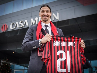 Atacante sueco chega ao clube italiano com contrato de seis meses. Foto: Milan/Divulgação