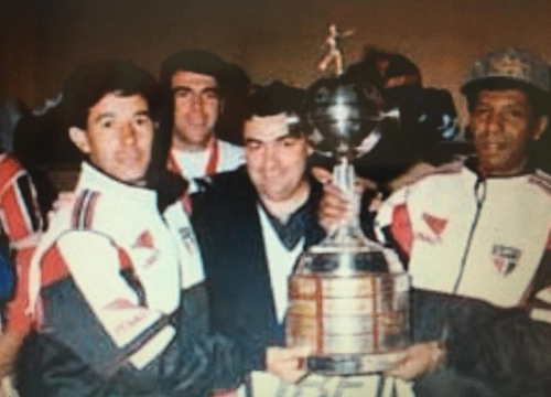 Altair Ramos segurando o troféu da Libertadores, atrás dele aparece o goleiro Zetti