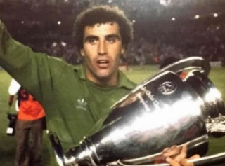 ACHADOS & PERDIDOS - Saiba quem &eacute; Peter Shilton, que teve recorde superado por brasileiro