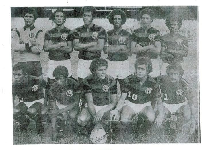 Flamengo em 1977. Em pé: Roberto, Rondinelli, Carlos Alberto Torres, Júnior, Vanderlei Luxemburgo e Merica. Agachados: Adílio, Renato, Dendê e Luís Paulo. Foto: Arquivo pessoal.