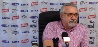 Desde o início da temporada, Angioni era pressionado e não tinha uma boa relação com Eurico Brandão, o Euriquinho, filho de Eurico Miranda