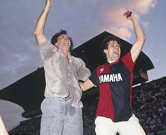 Marcelo Bielsa, de camisa social, celebra mais um título do Newell´s Old Boys no Campeonato Argentino de 1991. Foto: Placar