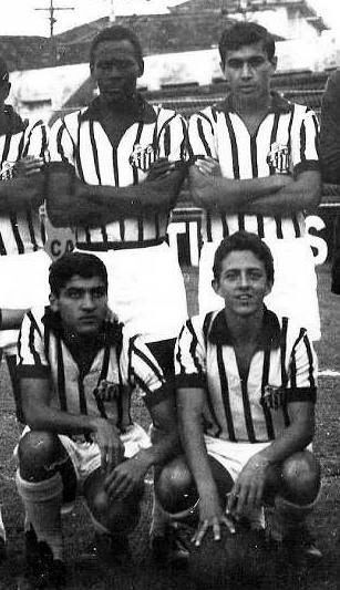 Quatro jogadores do Santos na d&eacute;cada de 60. Em p&eacute;, Eder e Clodoaldo. Agachados est&atilde;o Negreiros e Douglas. Foto publicada no Facebook da ASSOPHIS