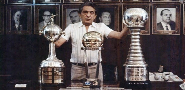 Em 1983, com os três troféus conquistados pelo Grêmio: do Brasileiro, da Libertadores e do Mundial Interclubes. Foto: Divulgação