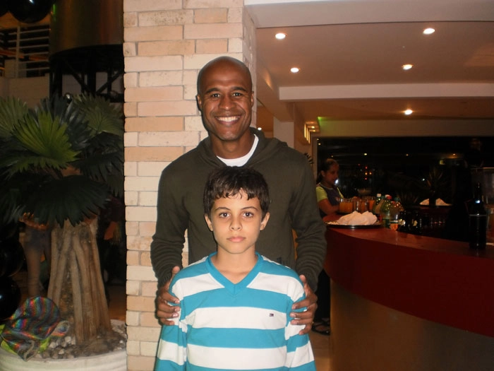 Marcos Assunção com o sobrinho do amigo e também jogador Chico. Foto enviada por Luiz Carlos Ferreira