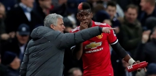 Mourinho (esq) teve fim de passagem conturbado no Manchester United