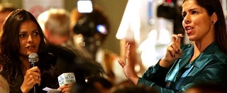 'Afilhada' de Bebeto, repórter surda rouba cena e cai nas graças de Felipão