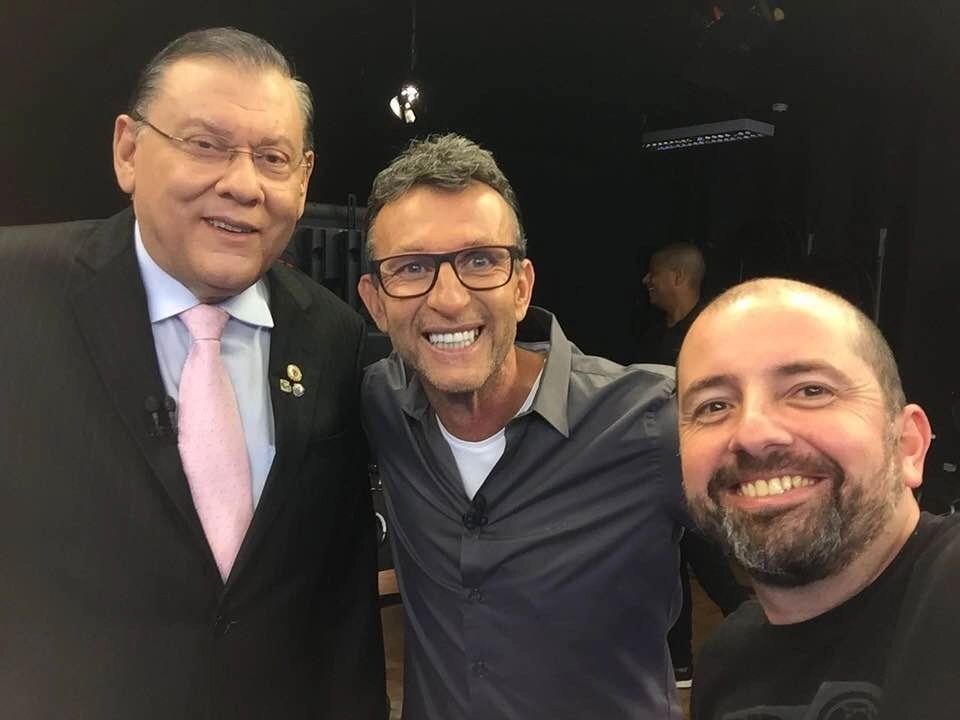 Milton Neves, Neto e Tocha em 16 de junho de 2019, noite do Terceiro Tempo da Band. Atrás, Marcelinho Carioca