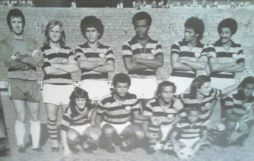 Time do E.C.Vitória de 1974, da esquerda para a direita, em pé: (1°) Jorge Vitório e o (2°) é o Claudio Deodato. Agachados: (1°) é Osni, o (3°) é André Catimba. Foto: arquivo pessoal.