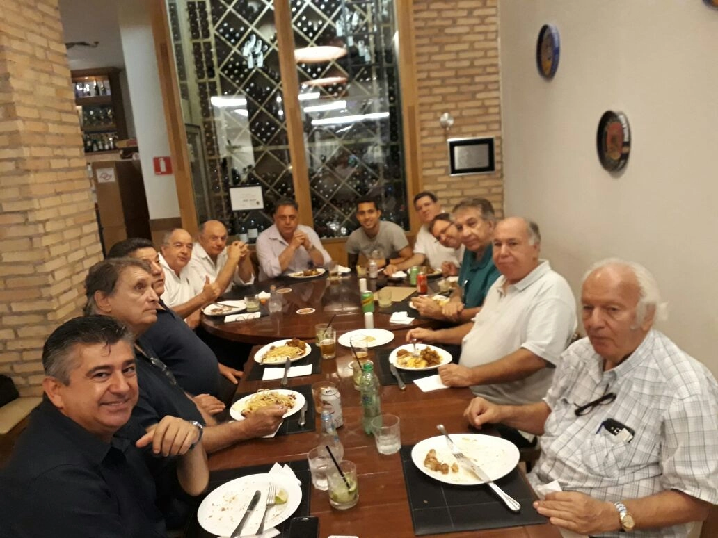 Encontro de amigos para celebração do aniversário de Jaimão no North Grill do Shopping Frei Caneca, em São Paulo. À esquerda, o segundo é Marinho Peres, seguido por Leivinha, Marcos Falopa, Dino San e Eduardo Savóia. À direita, o primeiro é Jaimão e o terceiro é Zé Boquinha