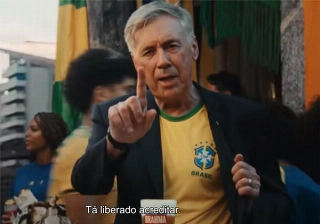 Ancelotti faz 'tabelinha' com Ronaldo na campanha 'T&aacute; liberado acreditar', da Brahma