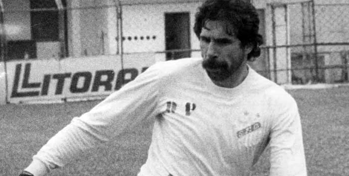 Rodolfo Rodriguez, goleiro uruguaio que se tornou ídolo do Santos nos anos 80. Crédito da foto: Folhapress, via Portal UOL.