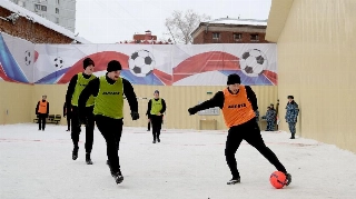 Volante do Krasnodar (colete laranja) jogou na neve; atacante Aleksandr Kokorin, também preso, ficou fora