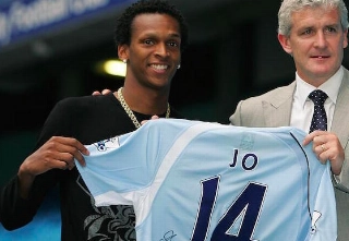 Jô em 2018, sendo apresentado pelo Manchester City. Foto: Divulgação