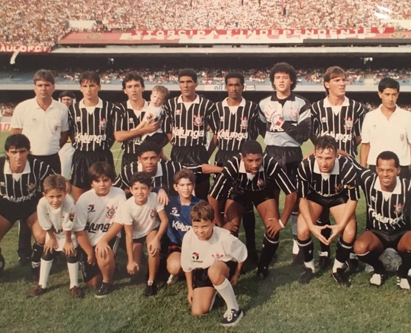 Corinthians em 1990. Em pé: Paulo César (preparador físico), Giba, Marcelo, Jacenir, Guinei, Ronaldo, Henrique e Altair Ramos. Agachados: Fabinho, Eduardo, Viola, Neto e Mauro.