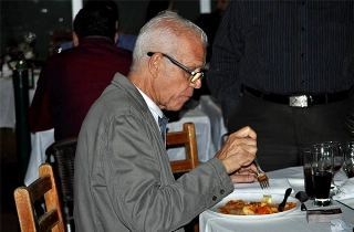 UMA FOTO, UMA HIST&Oacute;RIA! - Ademir da Guia se deliciando no jantar de veteranos do Verd&atilde;o
