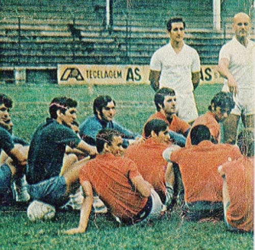 Nas Laranjeiras o técnico Carlos Alberto Parreira é o primeiro em pé, seguido por Paulo Amaral. No centro da foto, sentado no gramado está Félix, de camisa azul clara