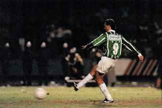 Cobrando p&ecirc;nalti, Evair marcou o quarto gol alviverde, na prorroga&ccedil;&atilde;o: Foto: FPF