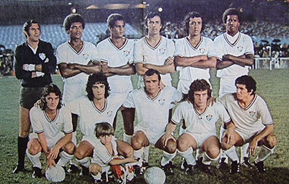 O Flu, todo de branco, no Maracanã. Em pé, da esquerda para a direita: Félix, Toninho, Carlos Alberto Pintinho, Bruñel, Assis e Marco Antonio. Agachados: Marquinhos, Kléber, Dionísio, Manfrini e Lula. Reprodução da Revista Placar, enviada por Walter Roberto Peres