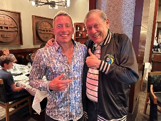 O atleta ao lado do jornalista no "Fogo de Ch&atilde;o" de Miami
