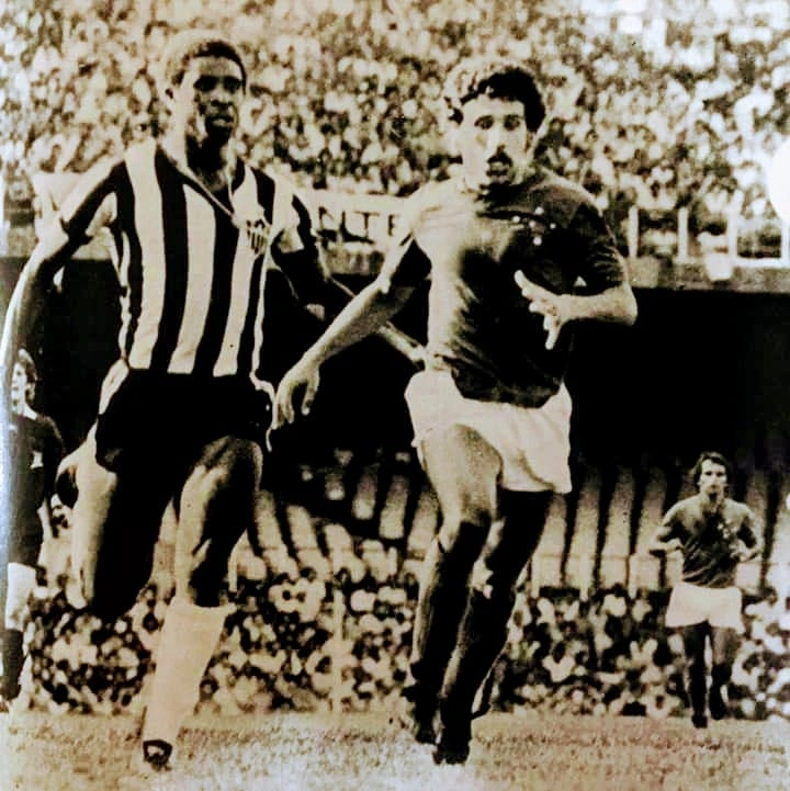 No Mineirão, em 1977, Modesto (Atlético) e Revétria (Cruzeiro) correm lado a lado. À esquerda, cortado na foto, o árbitro Dulcídio Wanderley Boschillia. Ao fundo, à direita, Flamarion