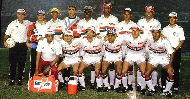 Em 1994, o título da Libertadores ficou com o Velez Sarsfield, da Argentina, em pleno Morumbi. Em pé: Axel, Zetti, Vítor, Júnior Baiano, Cafu, Gilmar e Altair Ramos (preparador físico). Agachados: Hélio Santos (massagista), Euller, Palhinha, André Luiz, Válber e Müller